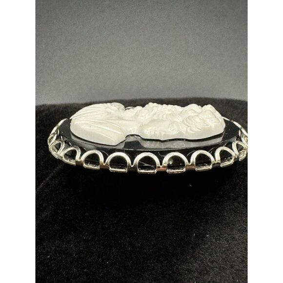 Vintage Victorian Style Cameo Brooch Silver Tone Black White Profile Plastic - Picture 4 of 9